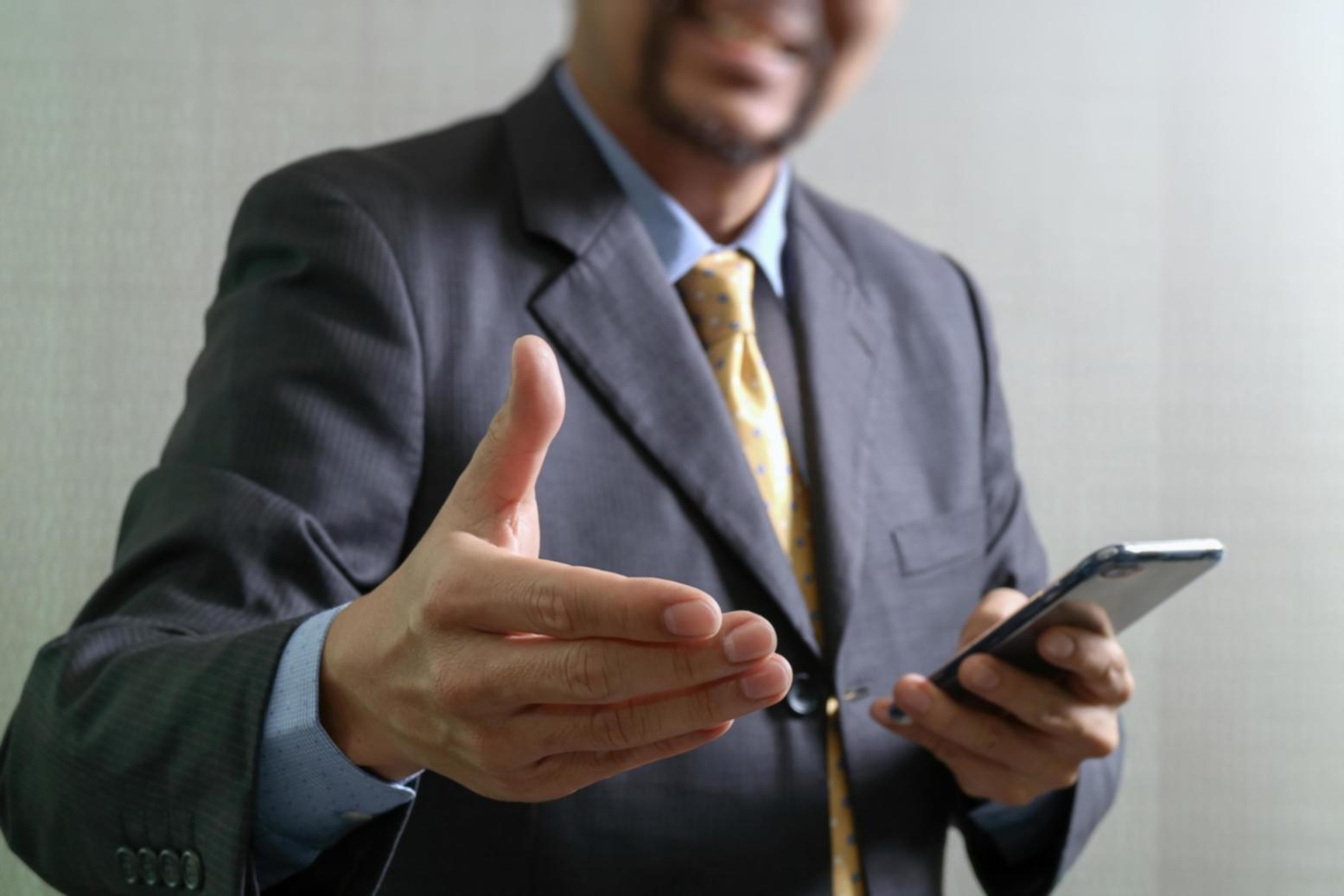 Arbeitsplatz mit SEO-Audit-Dokumenten und technischen Optimierungsstrategien